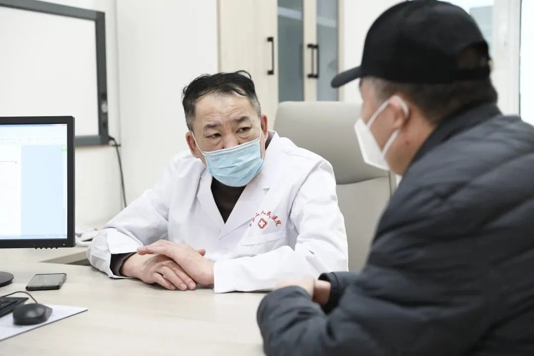 患者如潮，就診場(chǎng)面火爆！市二院著名專家診區(qū)百余位專家陸續(xù)來院出診(圖4)